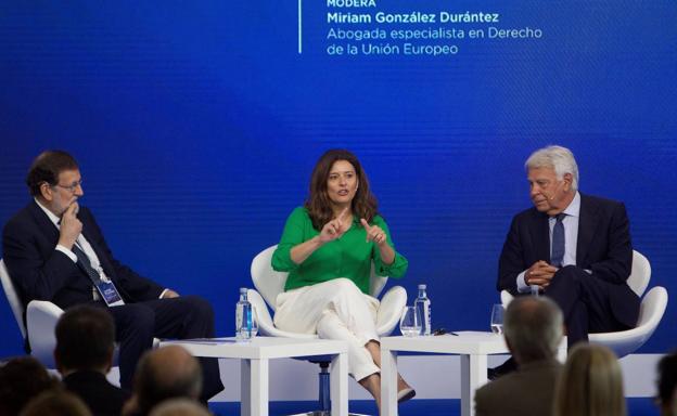 Mariano Rajoy y Felipe González, en el Foro La Toja. 