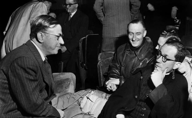 Jean Paul Sartre (derecha) con Erich Neuberg (izquierda) en 1948. 