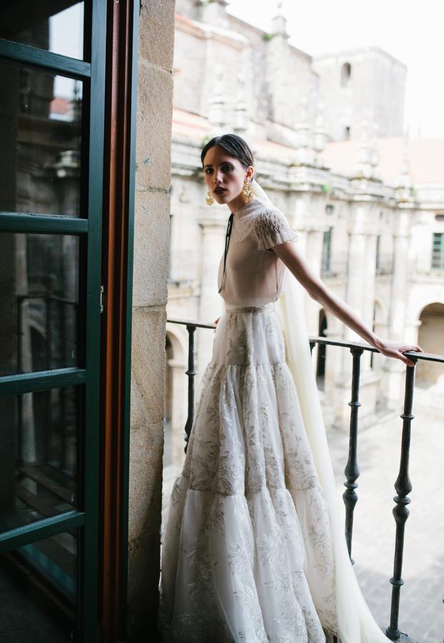 Vestido con top de lazada y falda brocada de Juana Rique