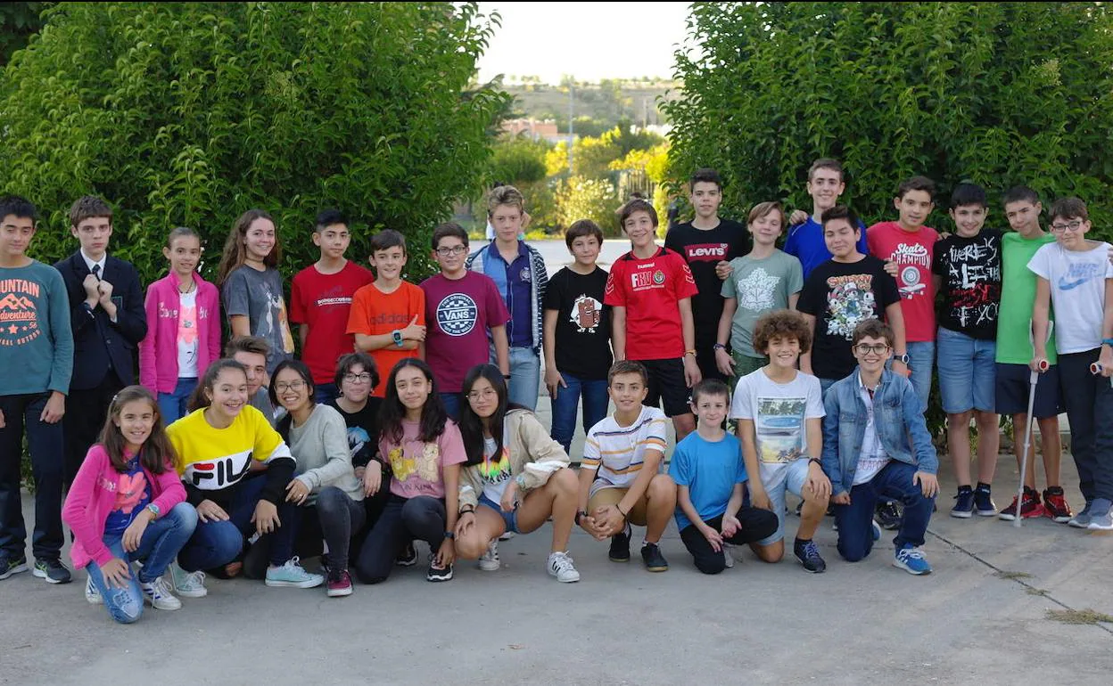 Foto de familia de los quince alumnos seleccionados este año y de los del curso anterior. 
