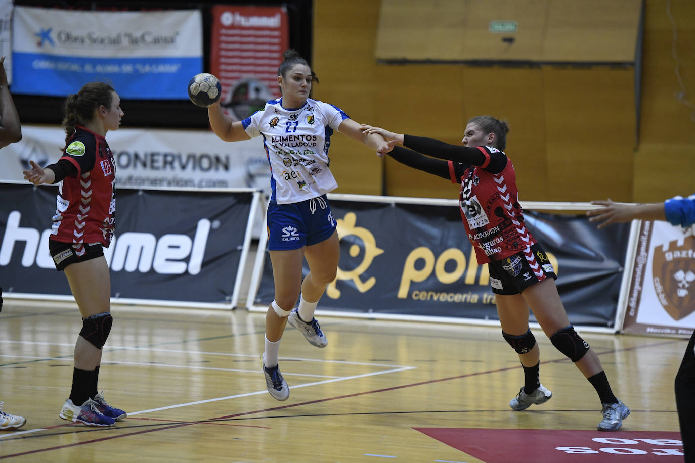 La jugadora del Aula trata de lanzar a porteria ante la defensa del Zuazo.