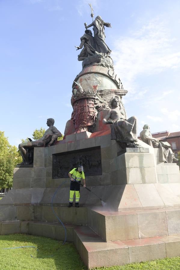 Fotos: El monumento a Colón de Valladolid amanece teñido con pintura roja y un enorme grafiti