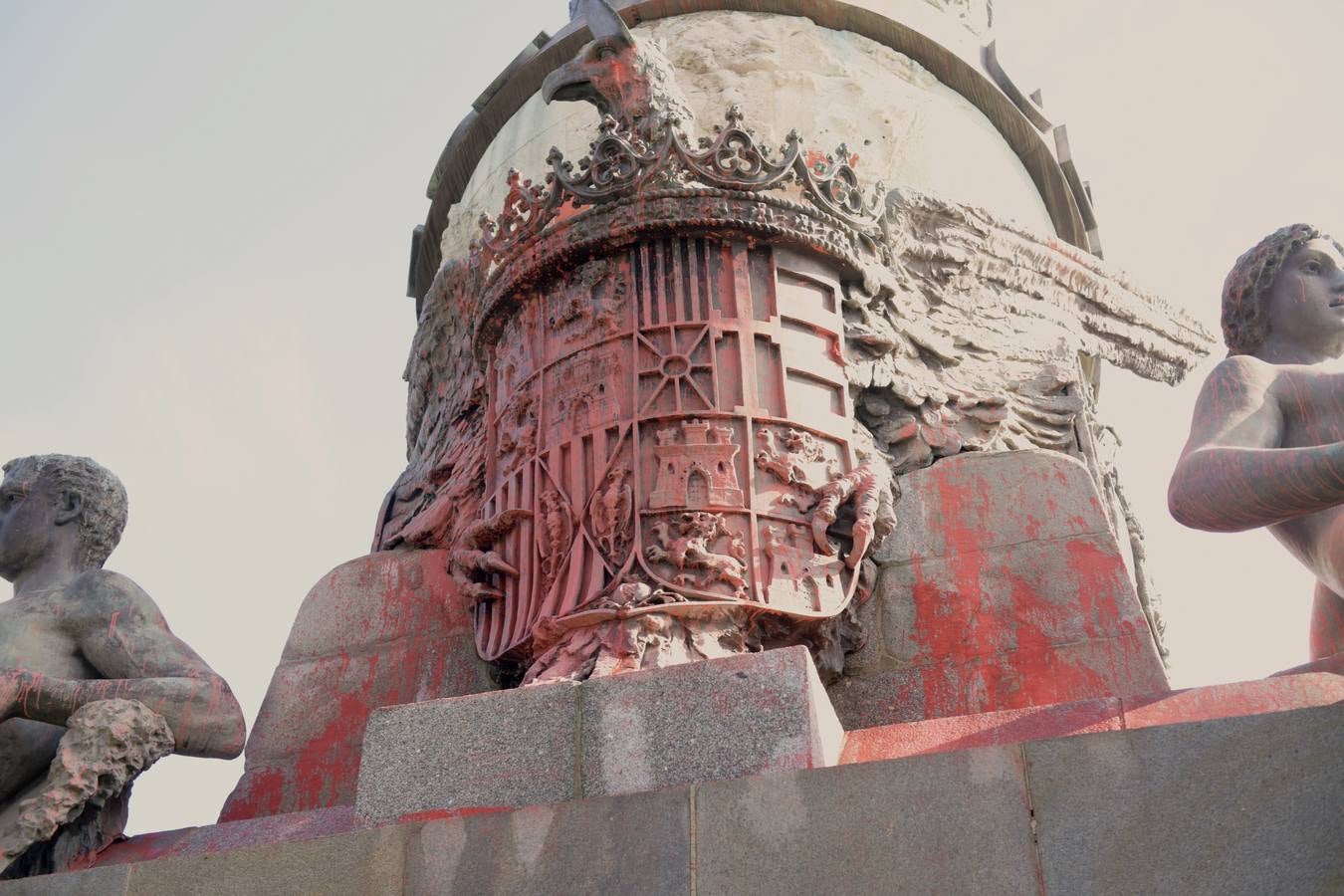 Fotos: El monumento a Colón de Valladolid amanece teñido con pintura roja y un enorme grafiti