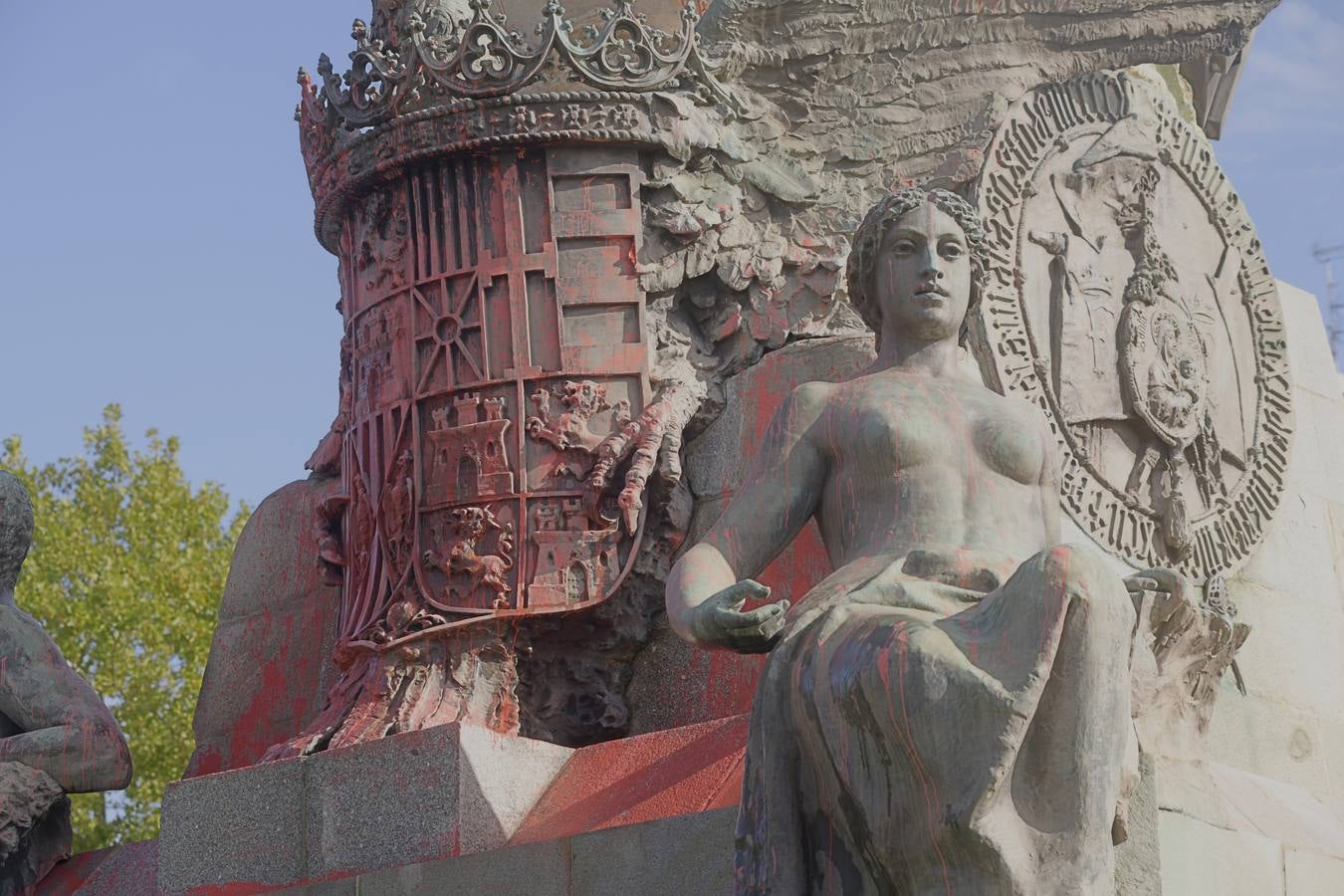 Fotos: El monumento a Colón de Valladolid amanece teñido con pintura roja y un enorme grafiti