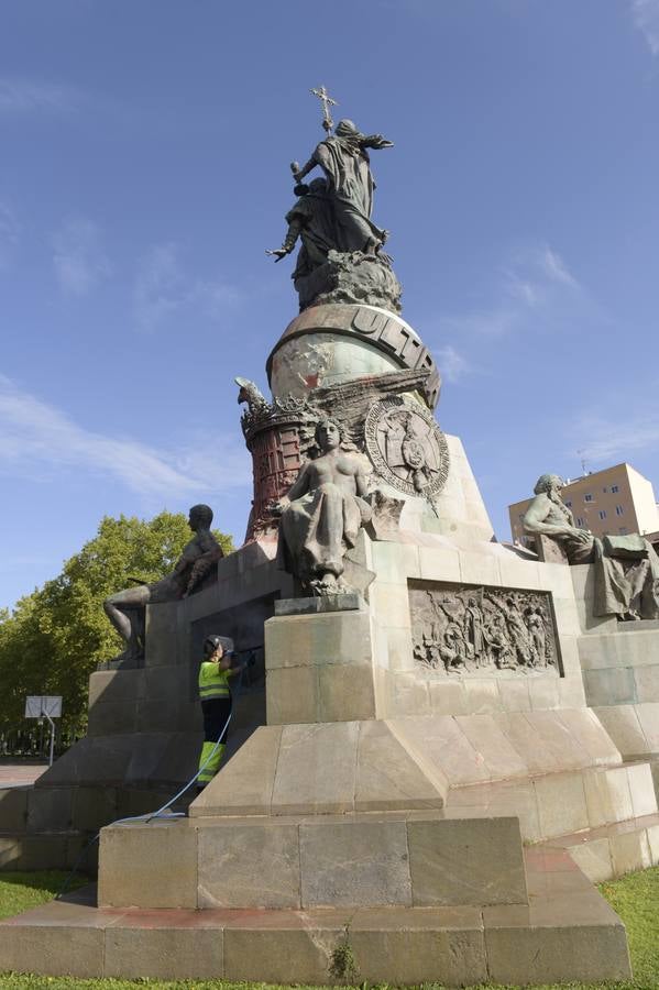 Fotos: El monumento a Colón de Valladolid amanece teñido con pintura roja y un enorme grafiti