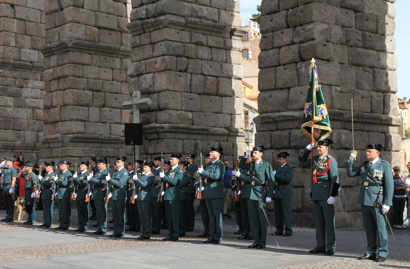 Cientos de personas han asistido a la celebración del 12 de octubre, Fiesta de la Guardia Civil, junto al Acueducto de Segovia, en un acto presidido por la subdelegada del Gobierno, Lirio Martín, y el teniente coronel jefe de la Comandancia, José Luis Ramírez.