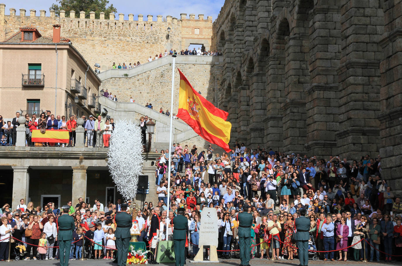 Cientos de personas han asistido a la celebración del 12 de octubre, Fiesta de la Guardia Civil, junto al Acueducto de Segovia, en un acto presidido por la subdelegada del Gobierno, Lirio Martín, y el teniente coronel jefe de la Comandancia, José Luis Ramírez.