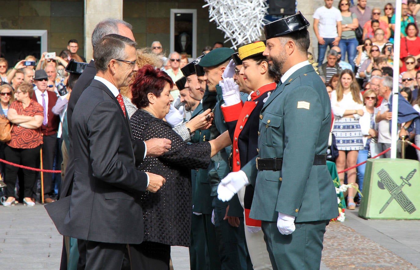 Cientos de personas han asistido a la celebración del 12 de octubre, Fiesta de la Guardia Civil, junto al Acueducto de Segovia, en un acto presidido por la subdelegada del Gobierno, Lirio Martín, y el teniente coronel jefe de la Comandancia, José Luis Ramírez.