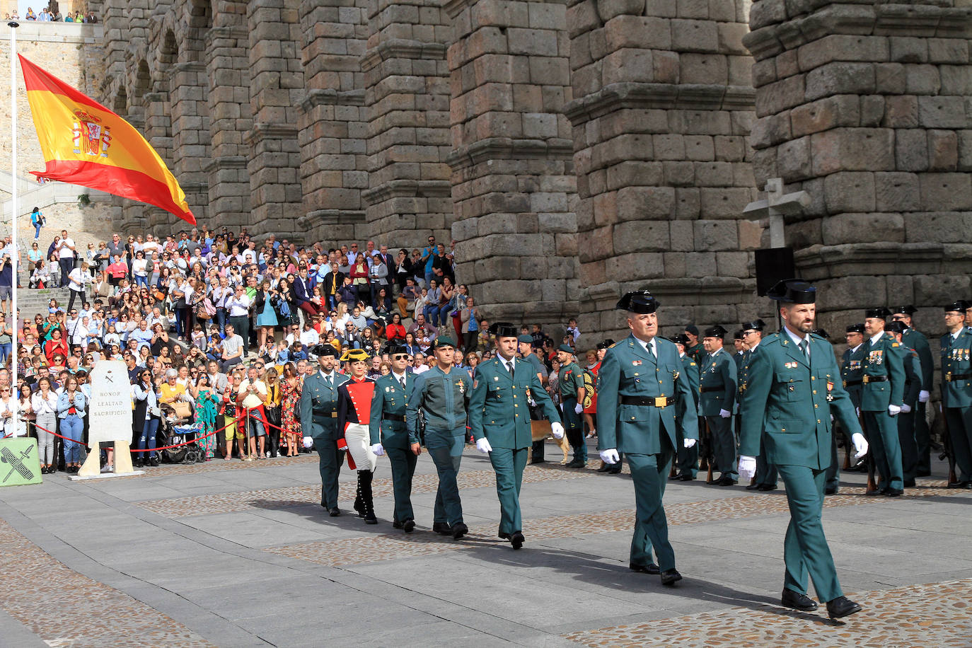 Cientos de personas han asistido a la celebración del 12 de octubre, Fiesta de la Guardia Civil, junto al Acueducto de Segovia, en un acto presidido por la subdelegada del Gobierno, Lirio Martín, y el teniente coronel jefe de la Comandancia, José Luis Ramírez.