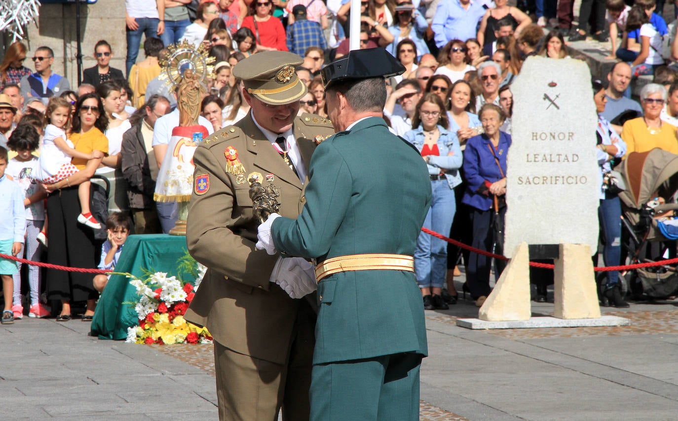 Cientos de personas han asistido a la celebración del 12 de octubre, Fiesta de la Guardia Civil, junto al Acueducto de Segovia, en un acto presidido por la subdelegada del Gobierno, Lirio Martín, y el teniente coronel jefe de la Comandancia, José Luis Ramírez.