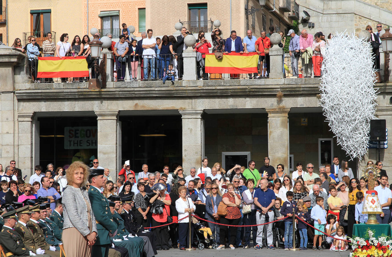 Cientos de personas han asistido a la celebración del 12 de octubre, Fiesta de la Guardia Civil, junto al Acueducto de Segovia, en un acto presidido por la subdelegada del Gobierno, Lirio Martín, y el teniente coronel jefe de la Comandancia, José Luis Ramírez.