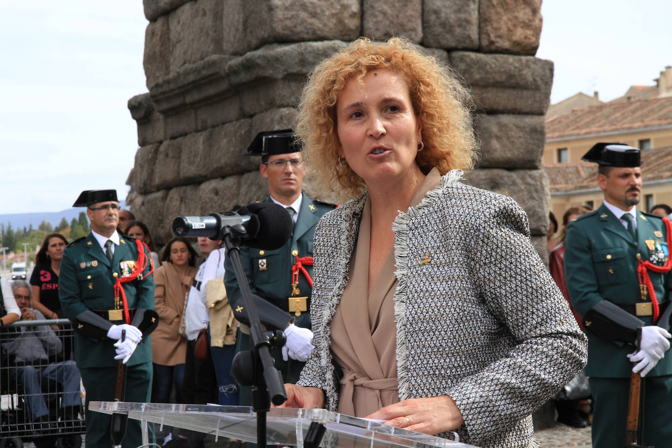 Cientos de personas han asistido a la celebración del 12 de octubre, Fiesta de la Guardia Civil, junto al Acueducto de Segovia, en un acto presidido por la subdelegada del Gobierno, Lirio Martín, y el teniente coronel jefe de la Comandancia, José Luis Ramírez.