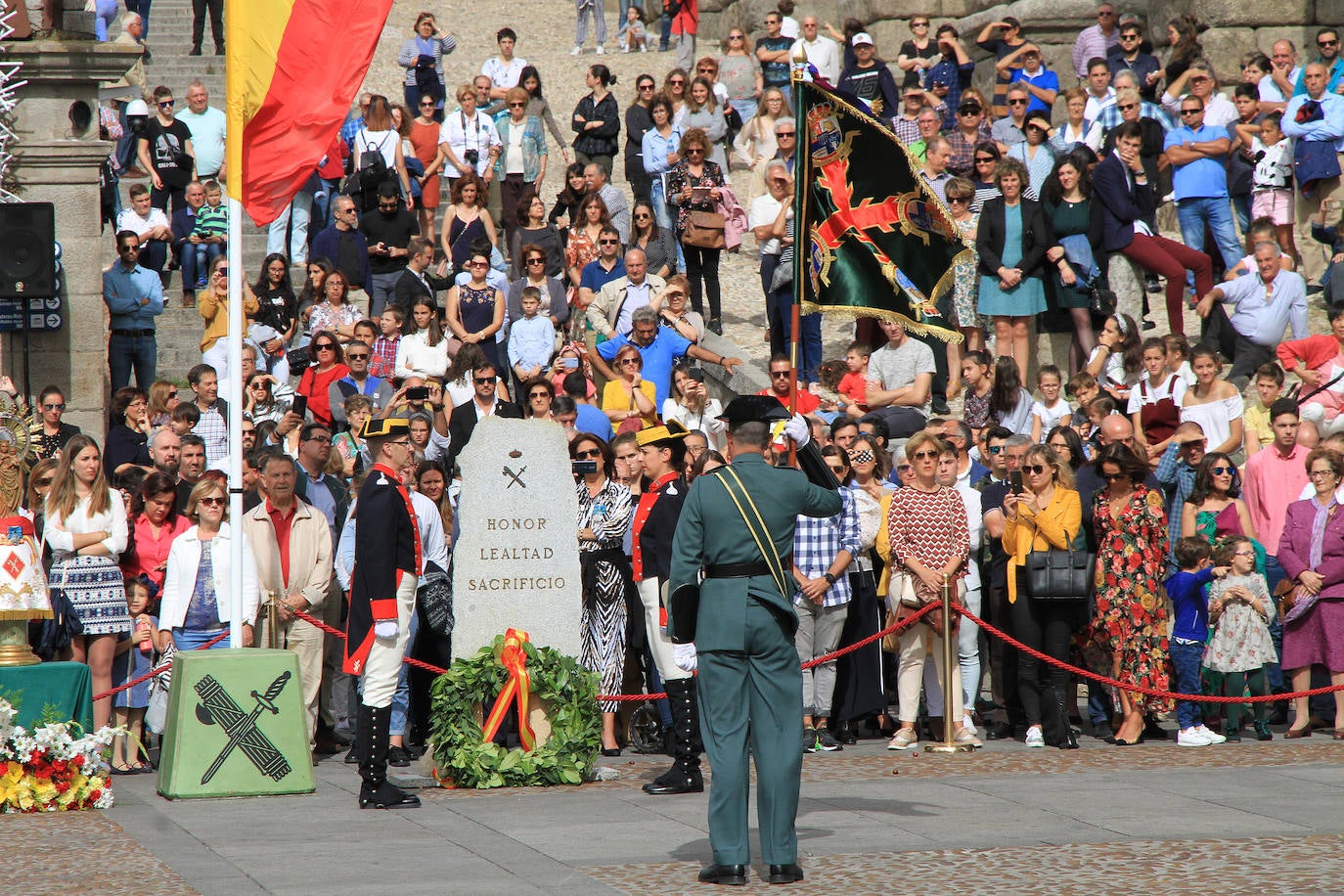 Cientos de personas han asistido a la celebración del 12 de octubre, Fiesta de la Guardia Civil, junto al Acueducto de Segovia, en un acto presidido por la subdelegada del Gobierno, Lirio Martín, y el teniente coronel jefe de la Comandancia, José Luis Ramírez.