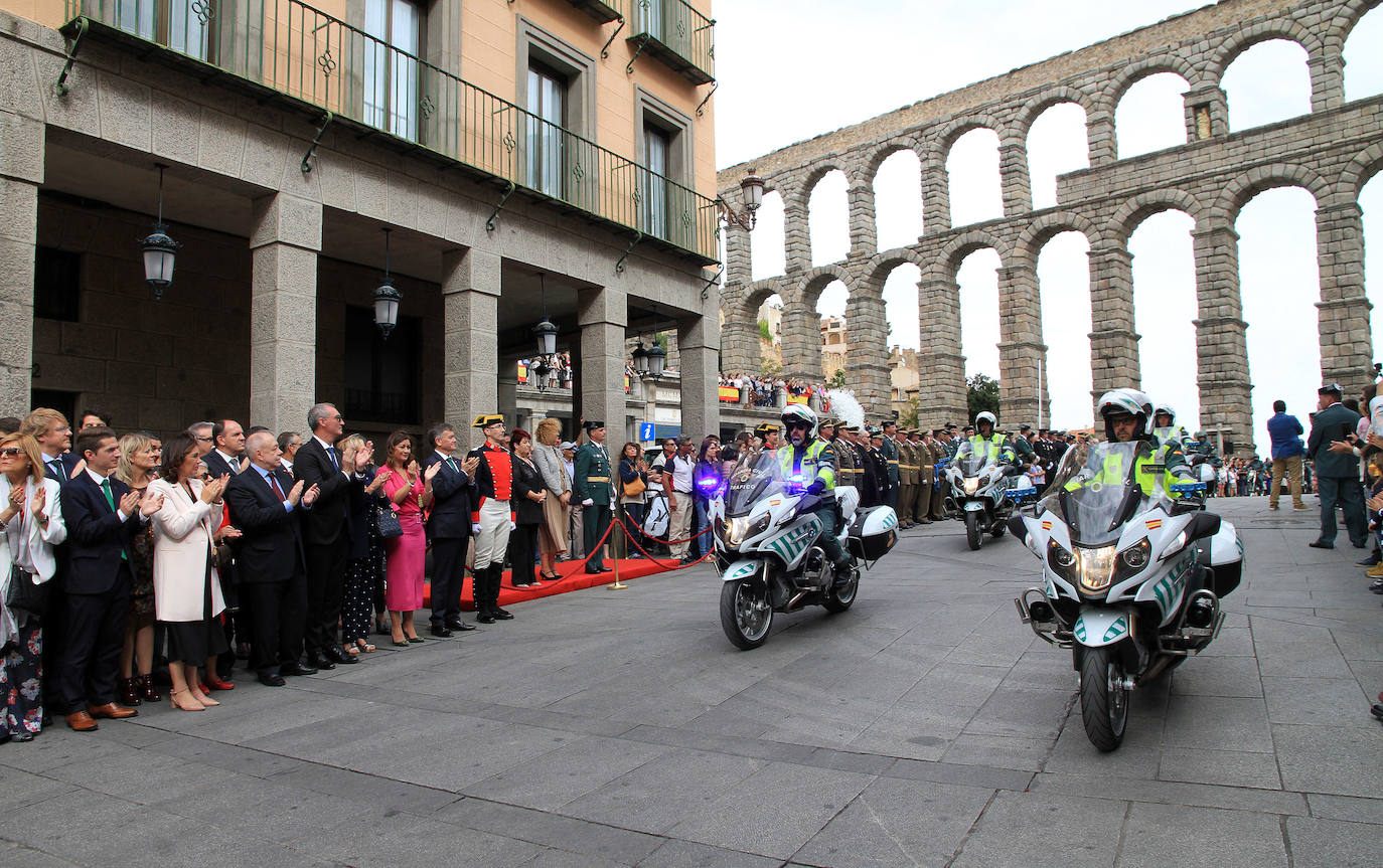 Cientos de personas han asistido a la celebración del 12 de octubre, Fiesta de la Guardia Civil, junto al Acueducto de Segovia, en un acto presidido por la subdelegada del Gobierno, Lirio Martín, y el teniente coronel jefe de la Comandancia, José Luis Ramírez.