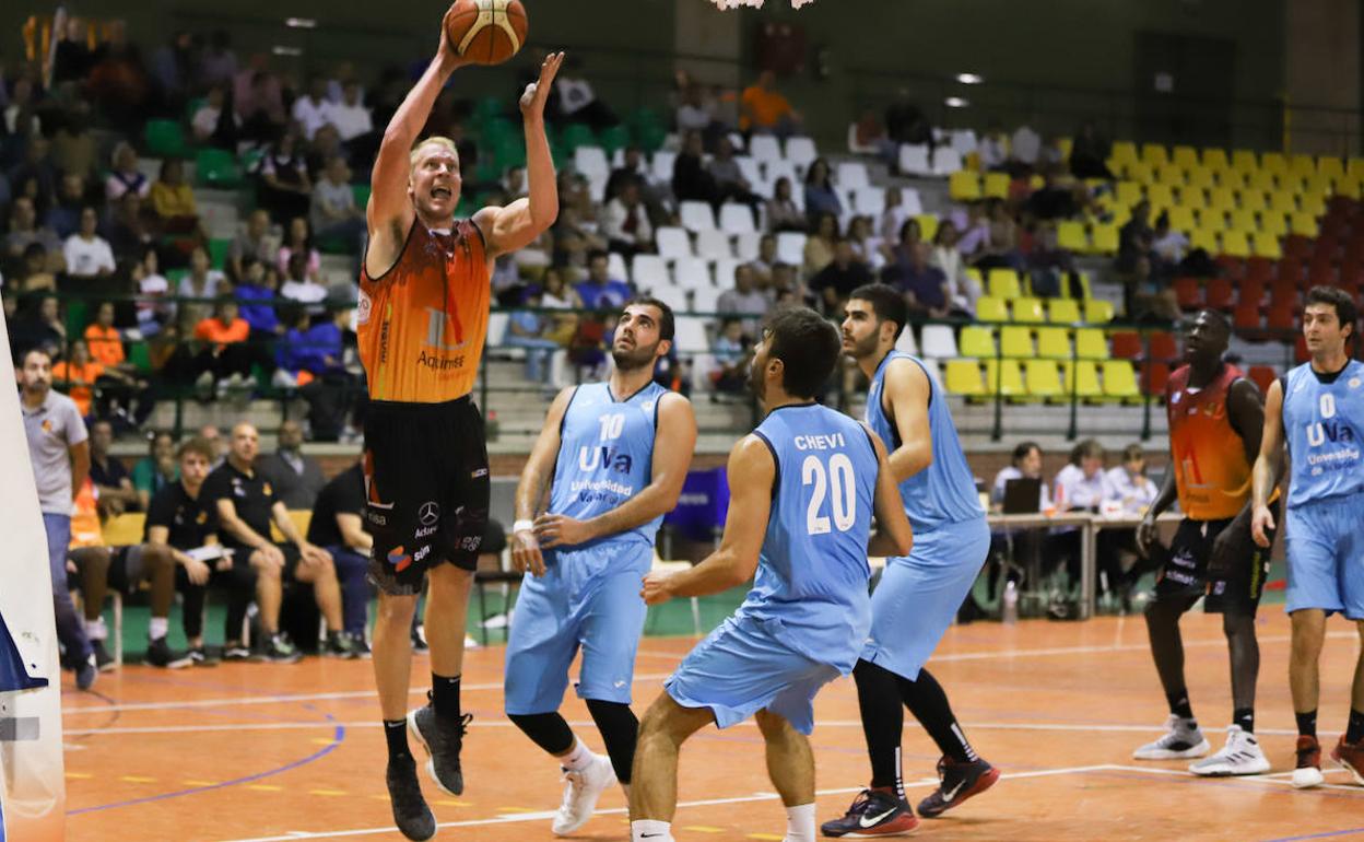 Una acción del partido entre Aquimisa y el UVA. 