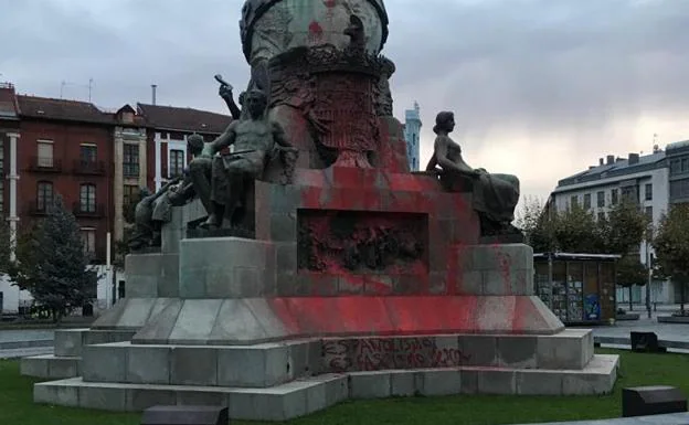 El monumento a Colón de Valladolid amanece teñido con pintura roja y un enorme grafiti 