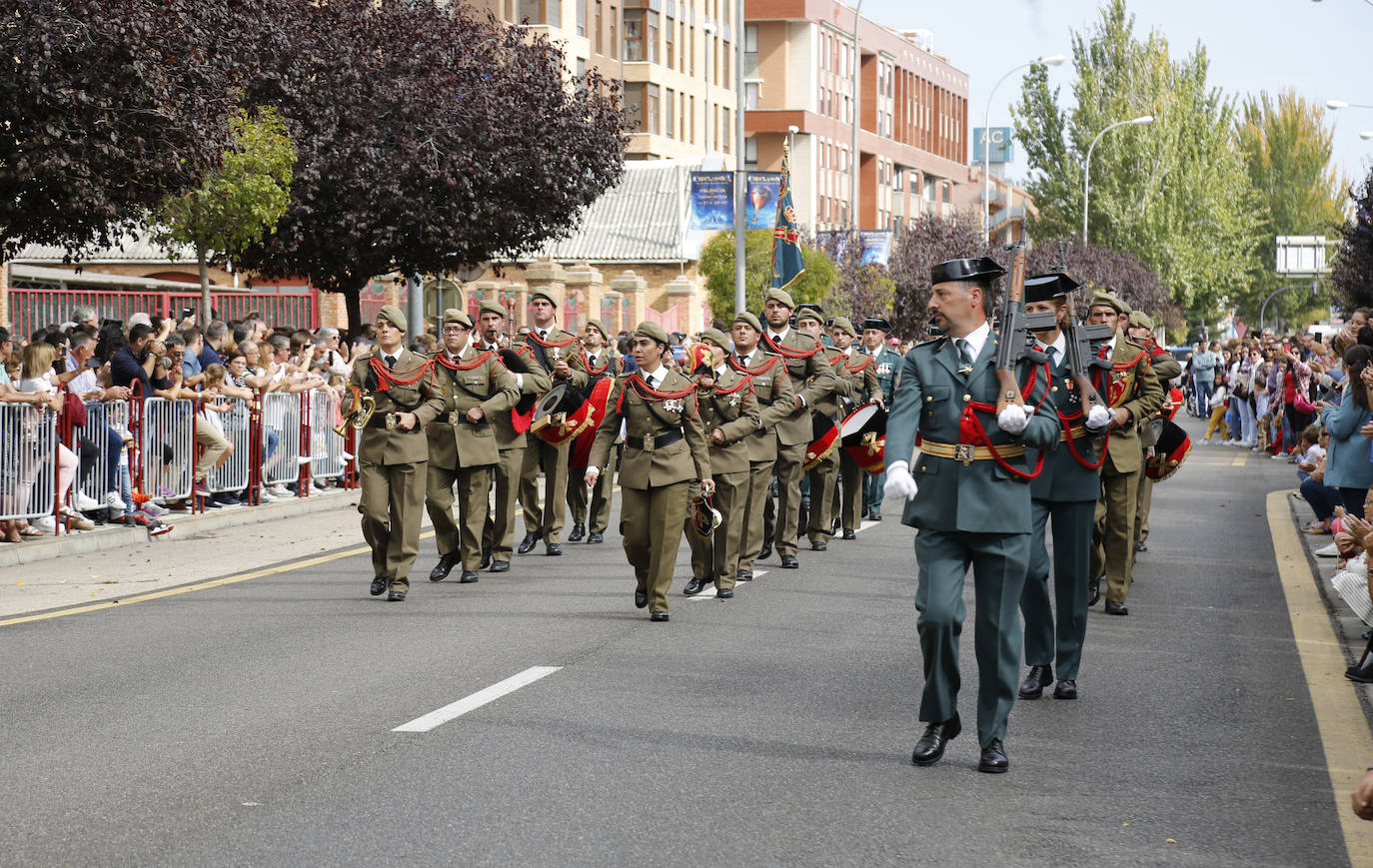Desfile de la Guardia Civil por la avenida de Cuba de Palencia. 