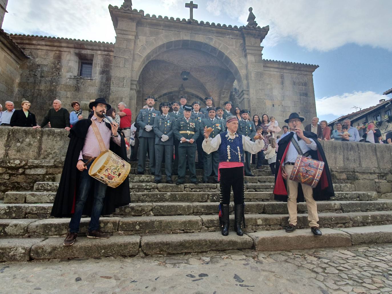 Uno de los agentes aprovechó el acto para pedir a su pareja matrimonio ante el asombro de todos