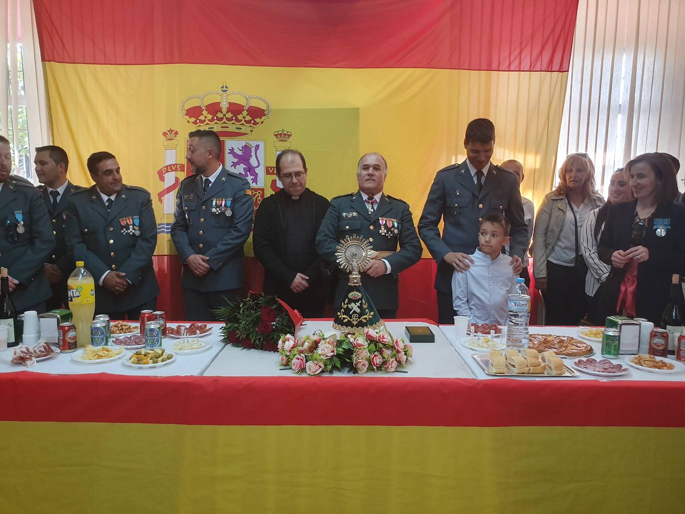 Uno de los agentes aprovechó el acto para pedir a su pareja matrimonio ante el asombro de todos