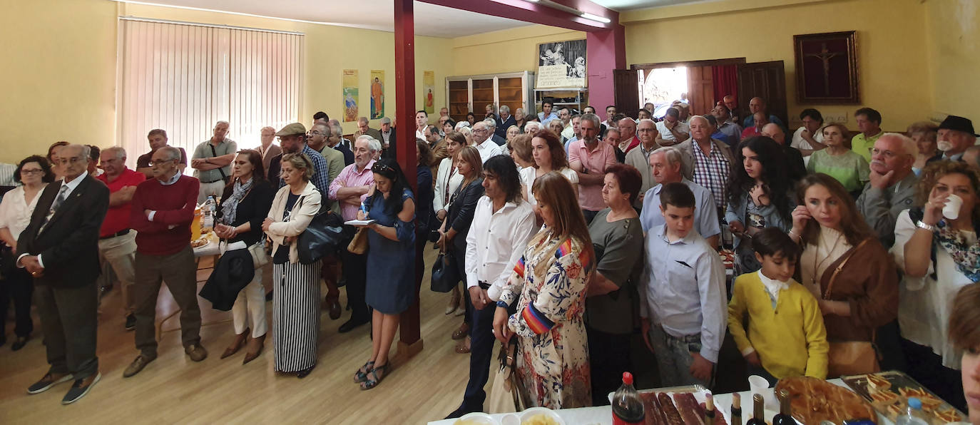 Uno de los agentes aprovechó el acto para pedir a su pareja matrimonio ante el asombro de todos