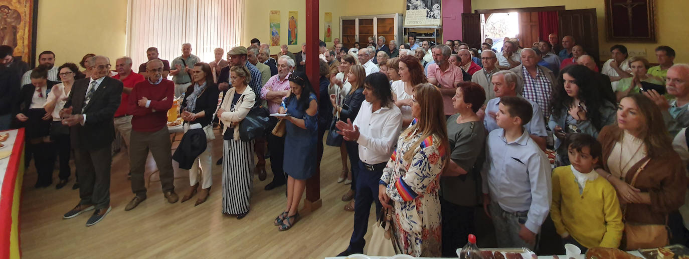 Uno de los agentes aprovechó el acto para pedir a su pareja matrimonio ante el asombro de todos