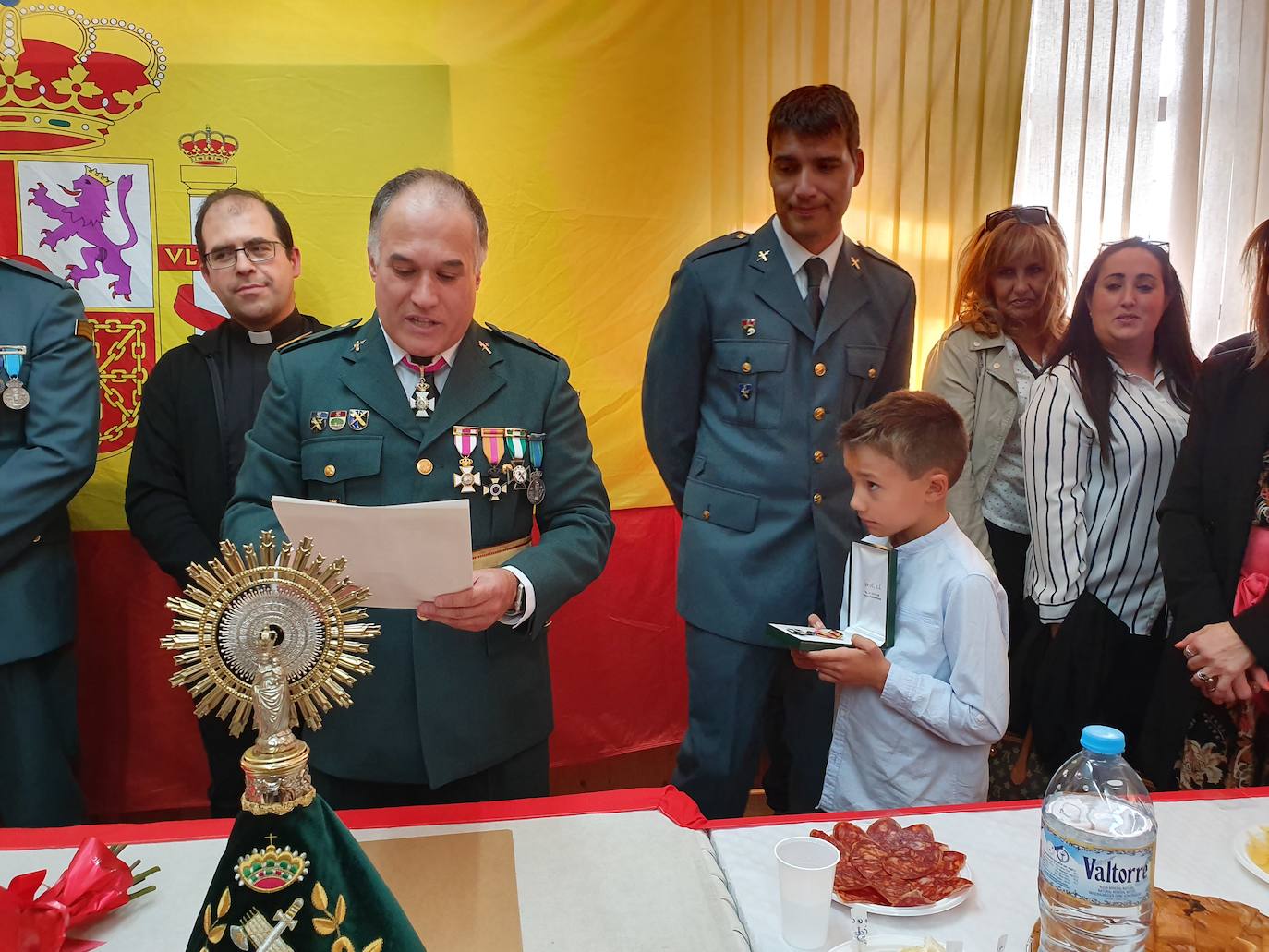 Uno de los agentes aprovechó el acto para pedir a su pareja matrimonio ante el asombro de todos