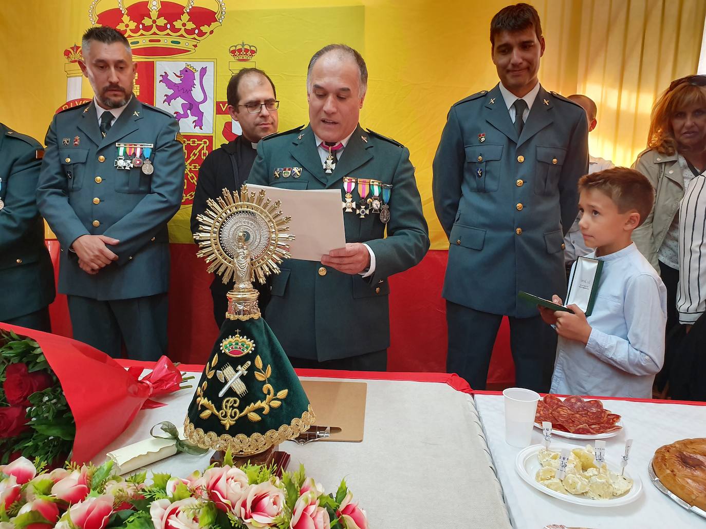 Uno de los agentes aprovechó el acto para pedir a su pareja matrimonio ante el asombro de todos