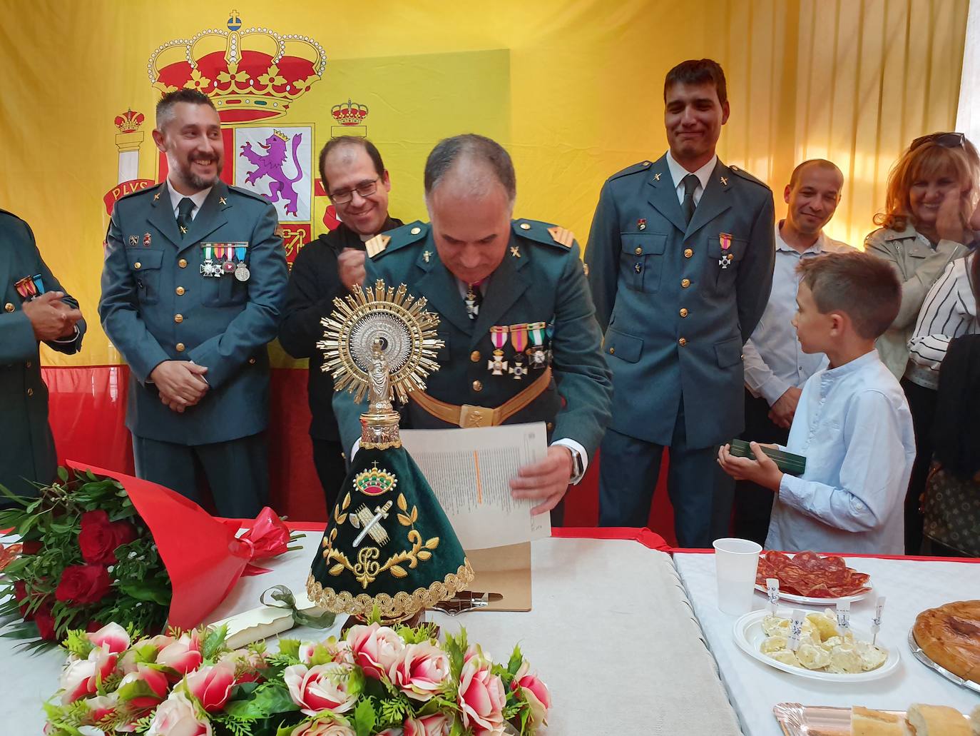 Uno de los agentes aprovechó el acto para pedir a su pareja matrimonio ante el asombro de todos