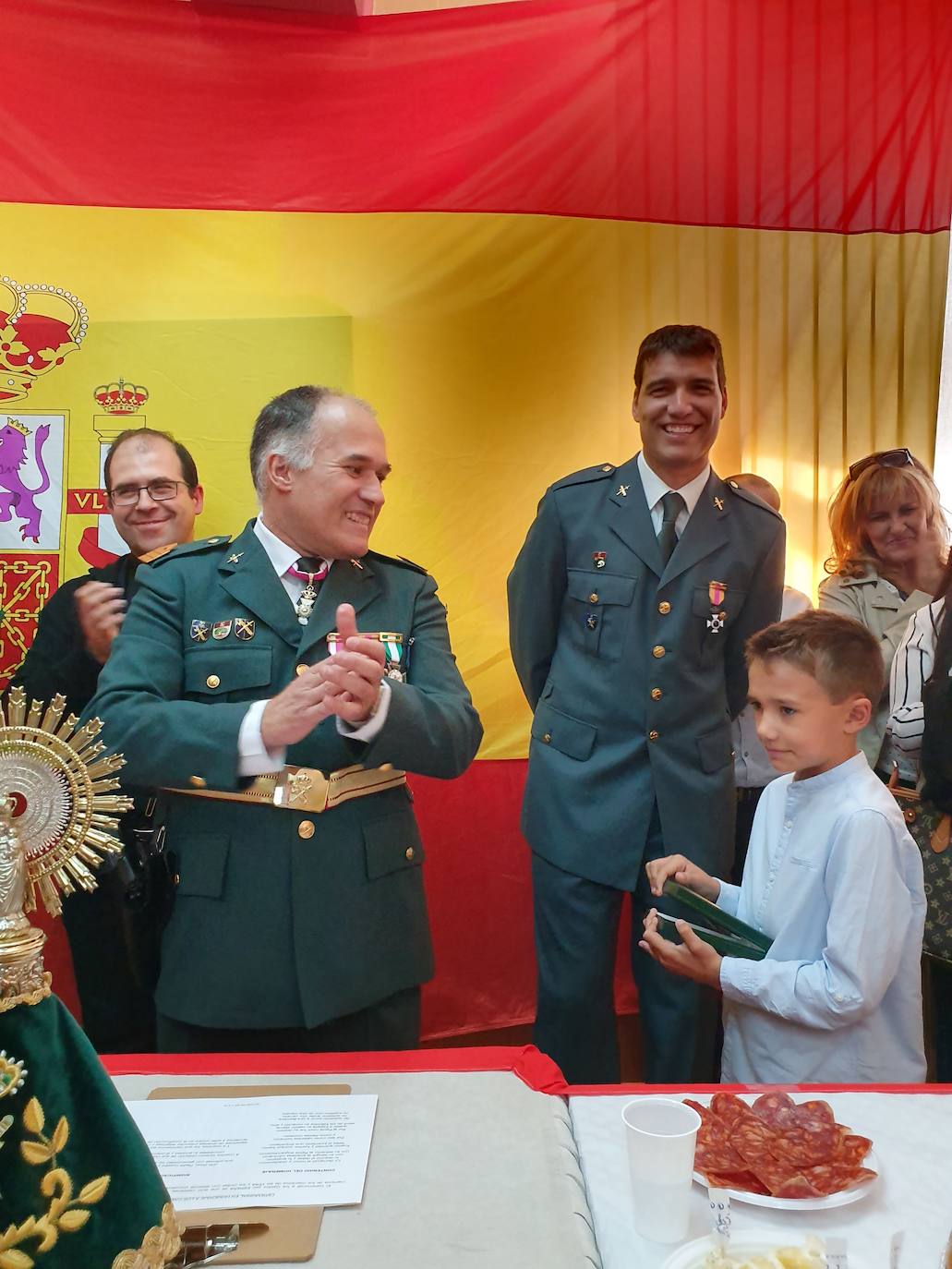 Uno de los agentes aprovechó el acto para pedir a su pareja matrimonio ante el asombro de todos