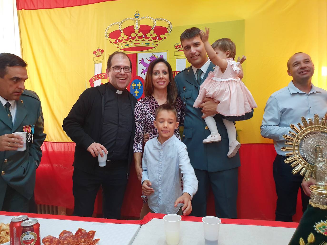 Uno de los agentes aprovechó el acto para pedir a su pareja matrimonio ante el asombro de todos