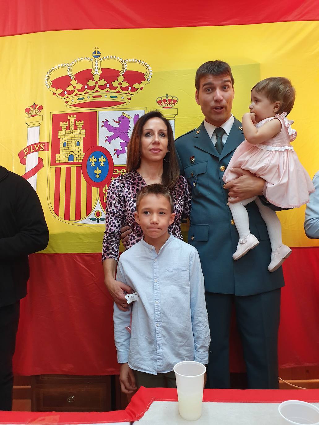 Uno de los agentes aprovechó el acto para pedir a su pareja matrimonio ante el asombro de todos