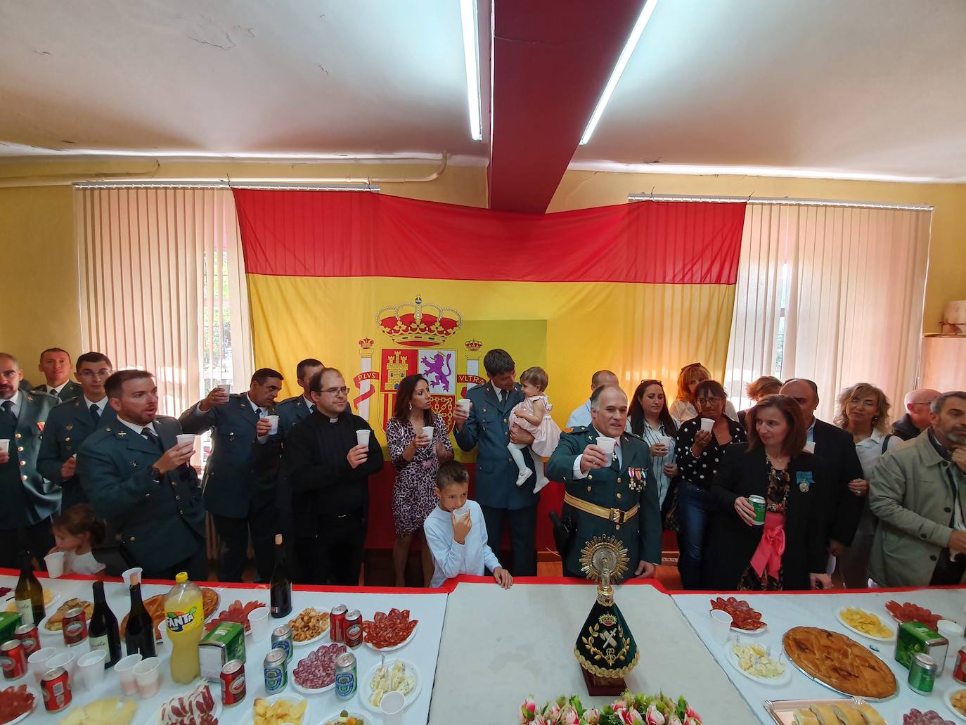 Uno de los agentes aprovechó el acto para pedir a su pareja matrimonio ante el asombro de todos