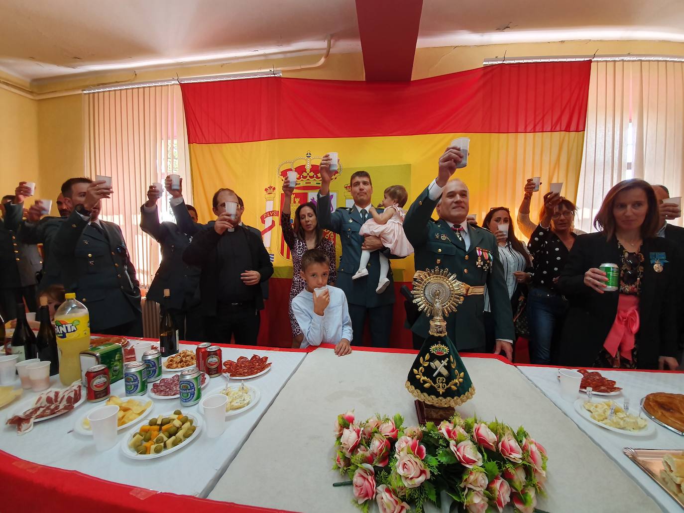 Uno de los agentes aprovechó el acto para pedir a su pareja matrimonio ante el asombro de todos