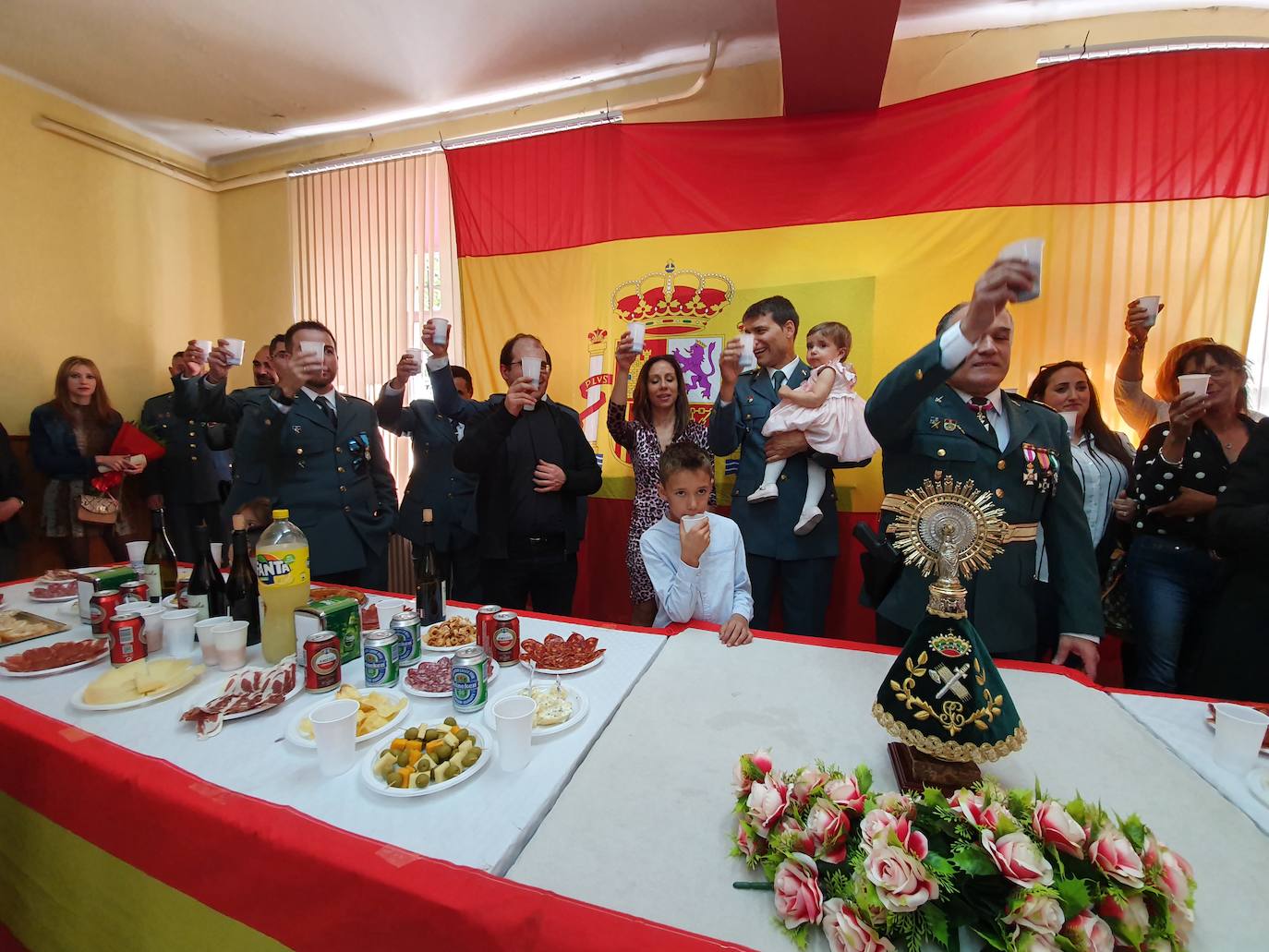 Uno de los agentes aprovechó el acto para pedir a su pareja matrimonio ante el asombro de todos