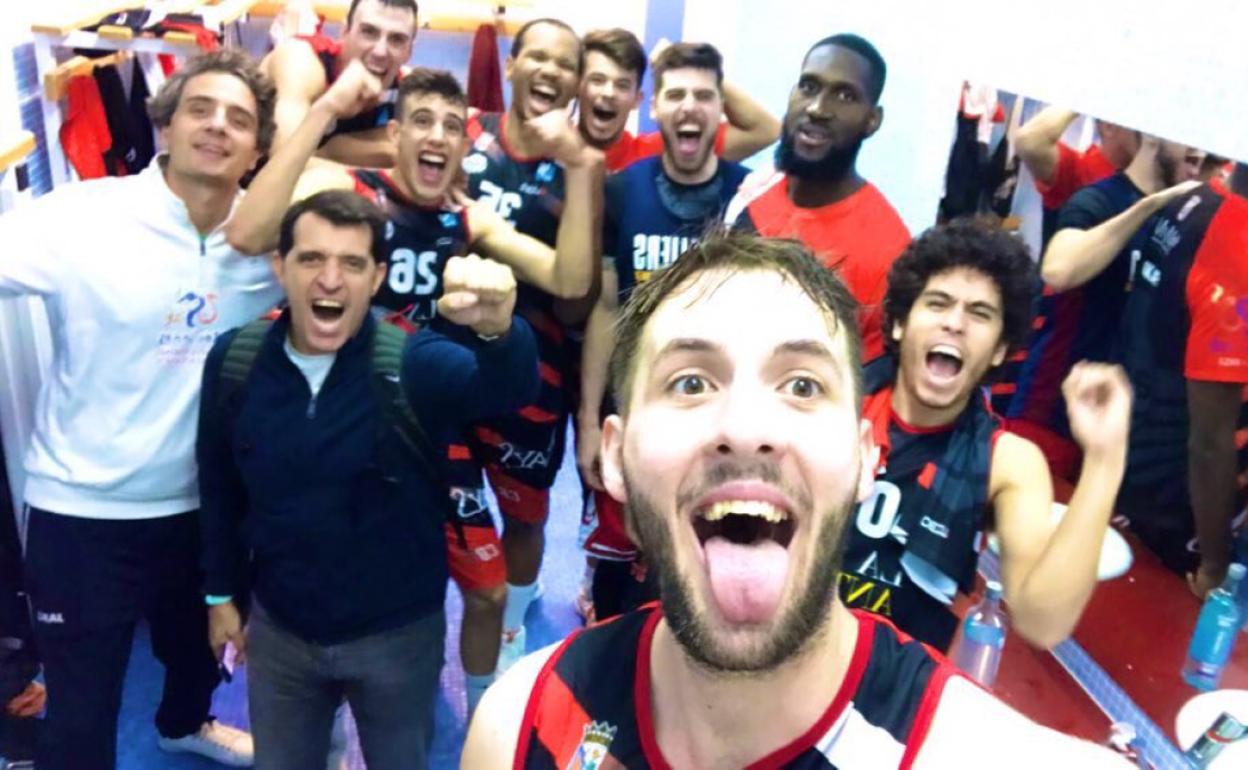 Los jugadores del CB Tormes celebran la victoria en el vestuario. 