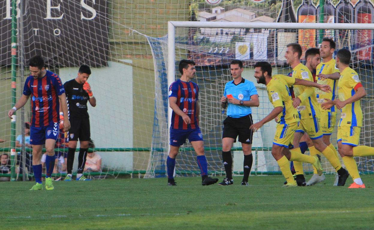 Los jugadores de la Arandina celebran un gol ante el gesto de desánimo de la Segoviana. 