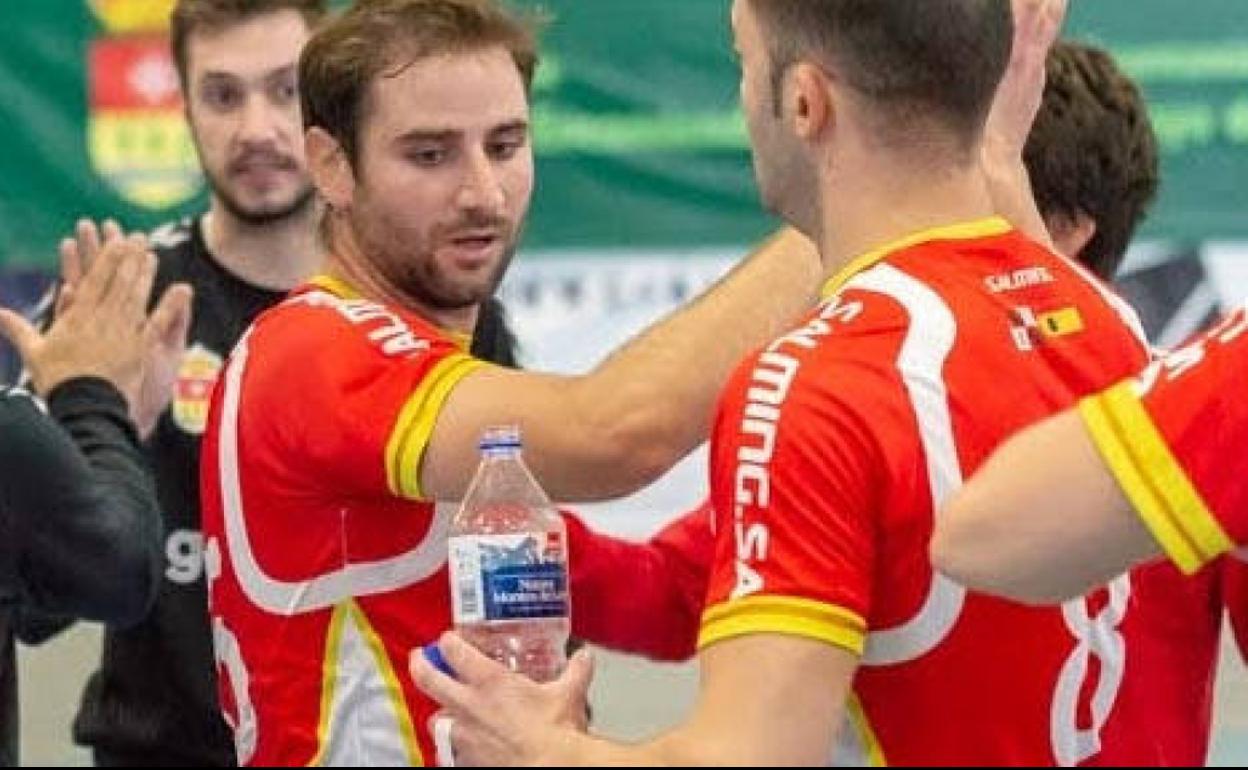 Simón, saluda a sus compañeros del BM Arroyo. 