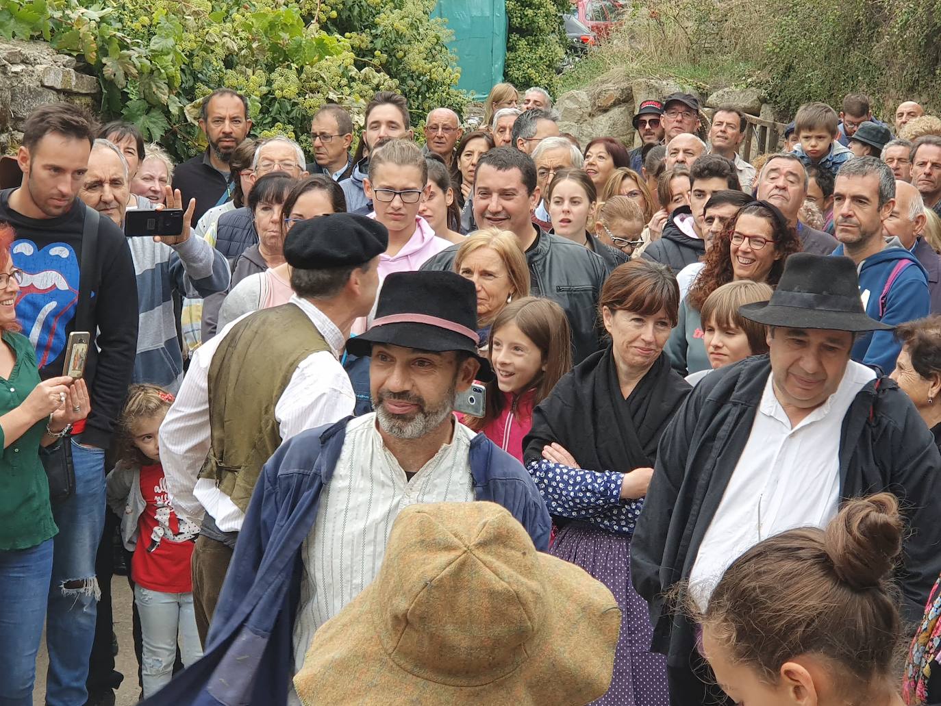 Participantes en la pisada de la uva.