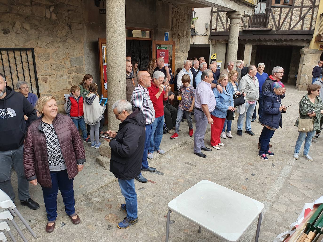 Participantes en la pisada de la uva.