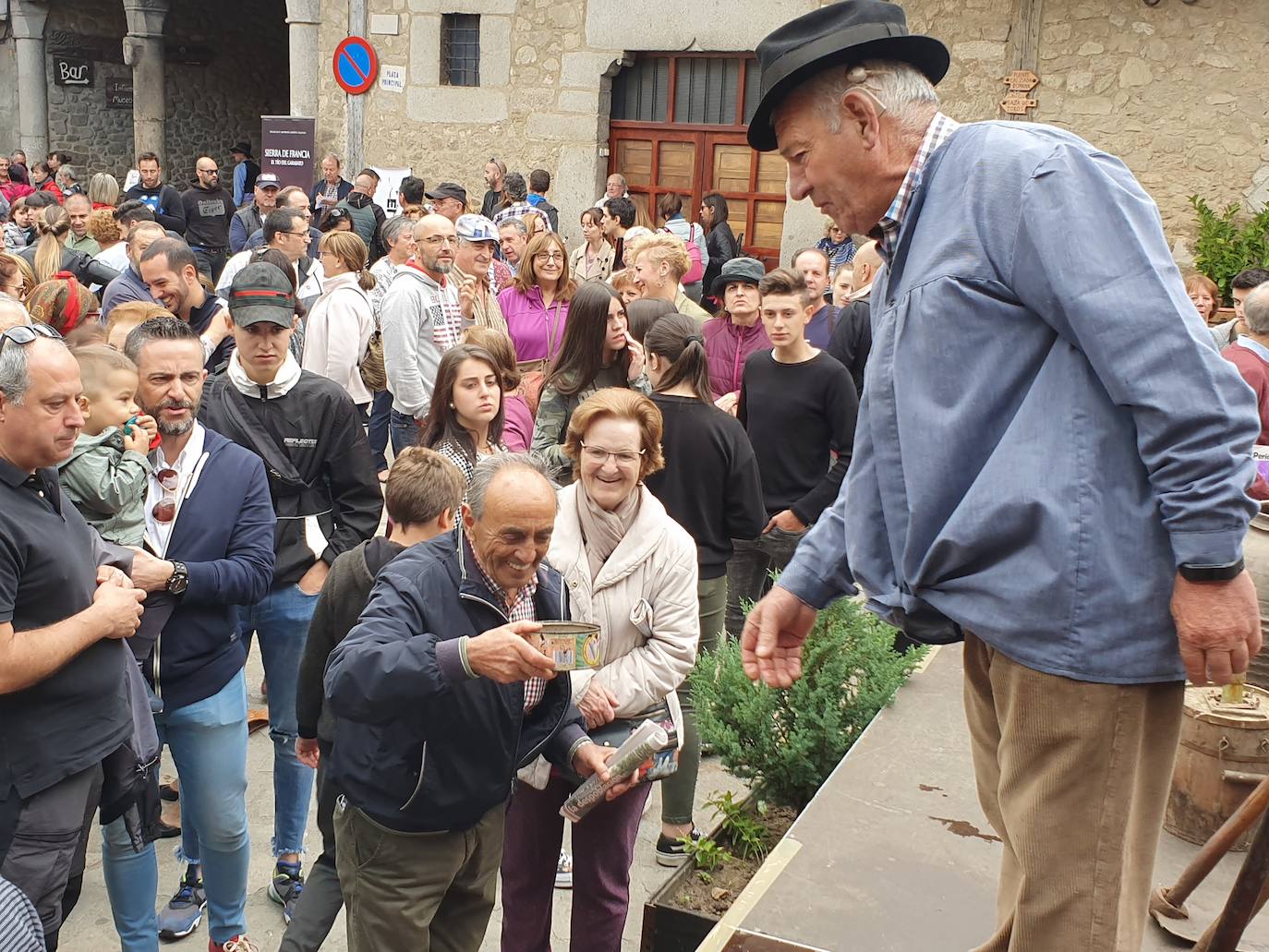 Participantes en la pisada de la uva.