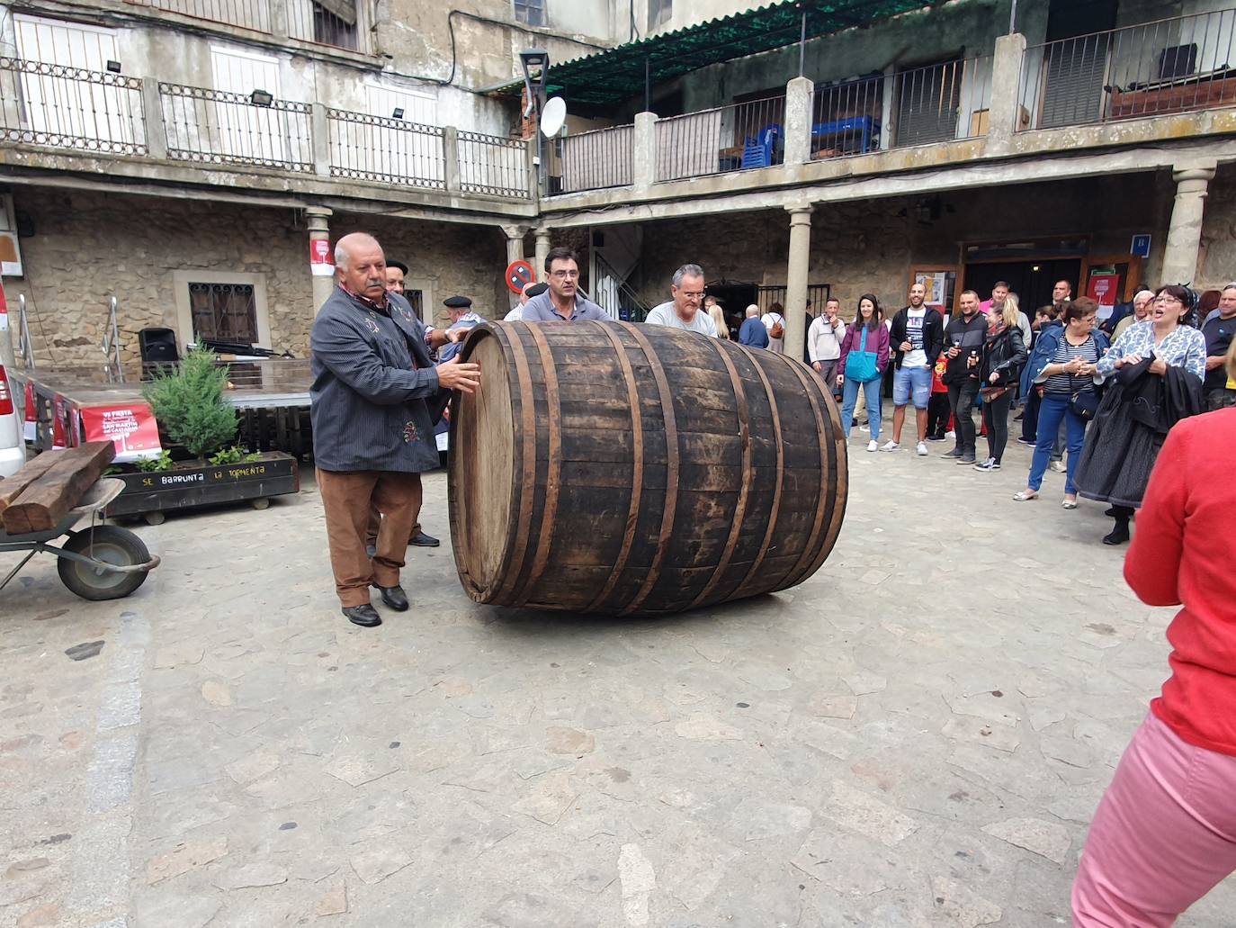 Participantes en la pisada de la uva.