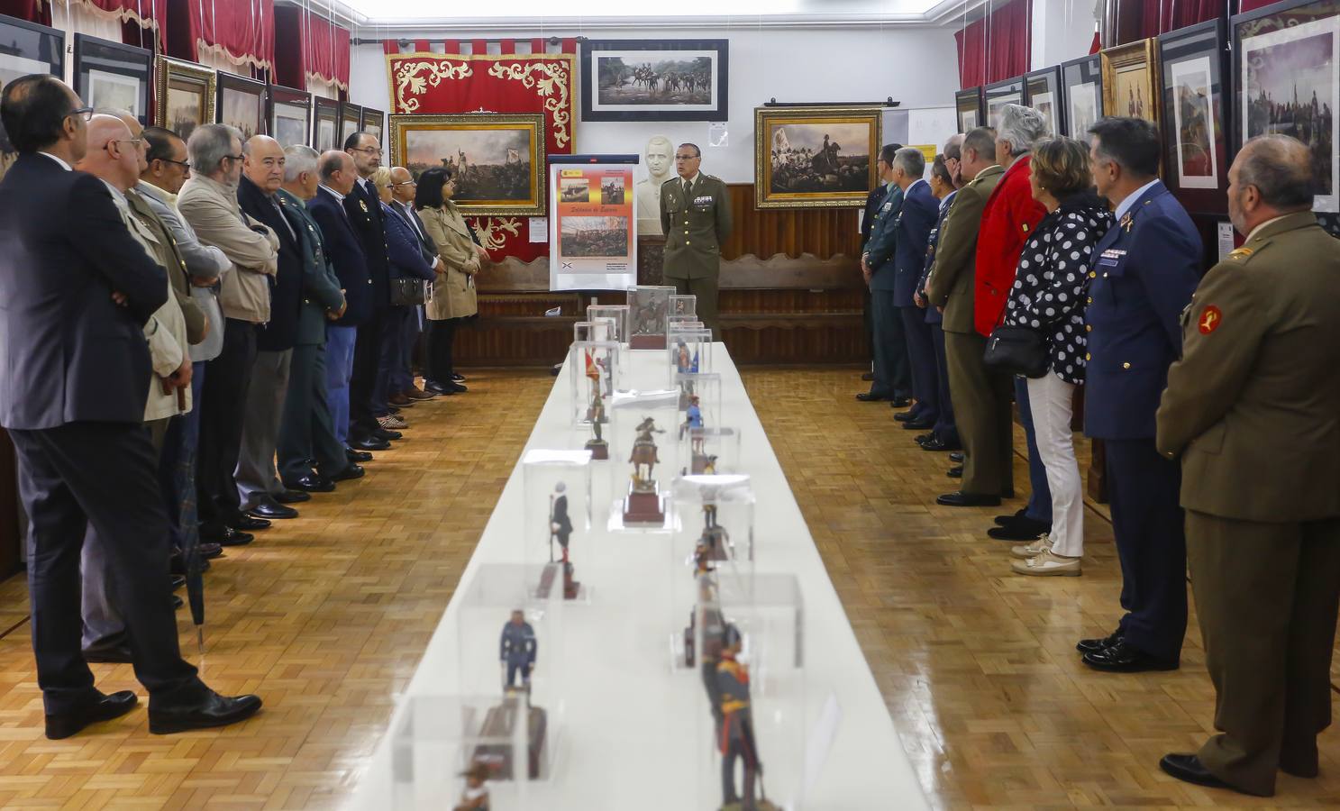 El subdelegado de Defensa en León, Javier Álvarez Campana, presenta la exposición 'Soldados de España'.