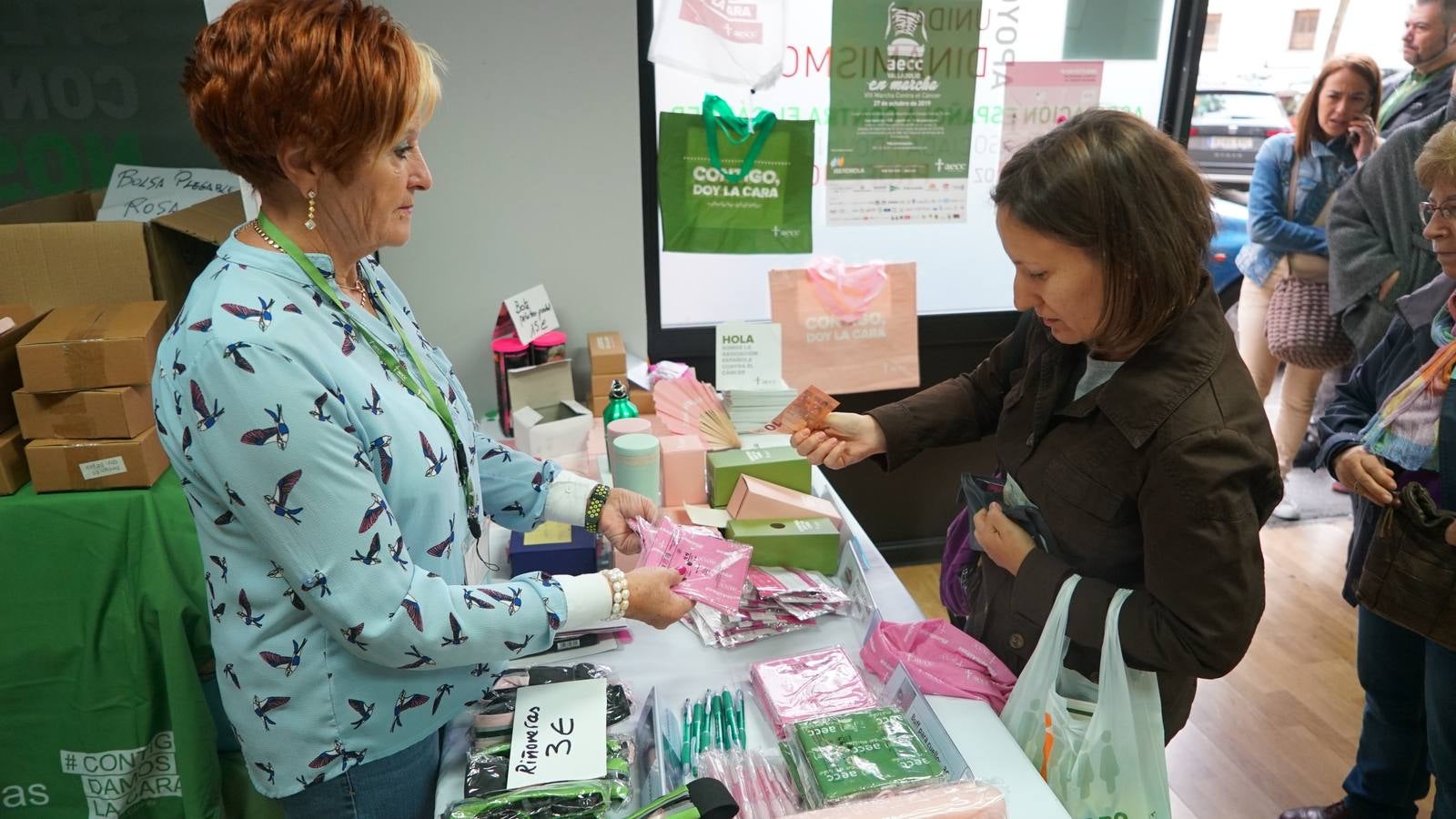 Decenas de personas hacían cola desde primera hora de esta mañana para inscribirse en la octava edición de la marcha que organiza la Asociación Española Contra el Cáncer (AECC) el domingo 27 de octubre