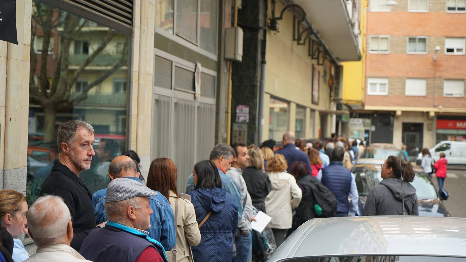 Decenas de personas hacían cola desde primera hora de esta mañana para inscribirse en la octava edición de la marcha que organiza la Asociación Española Contra el Cáncer (AECC) el domingo 27 de octubre