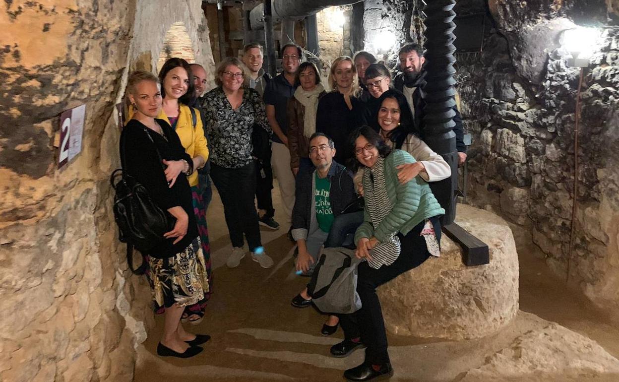 El grupo de profesores posa en el lagar de una bodega subterránea de Mucientes. 