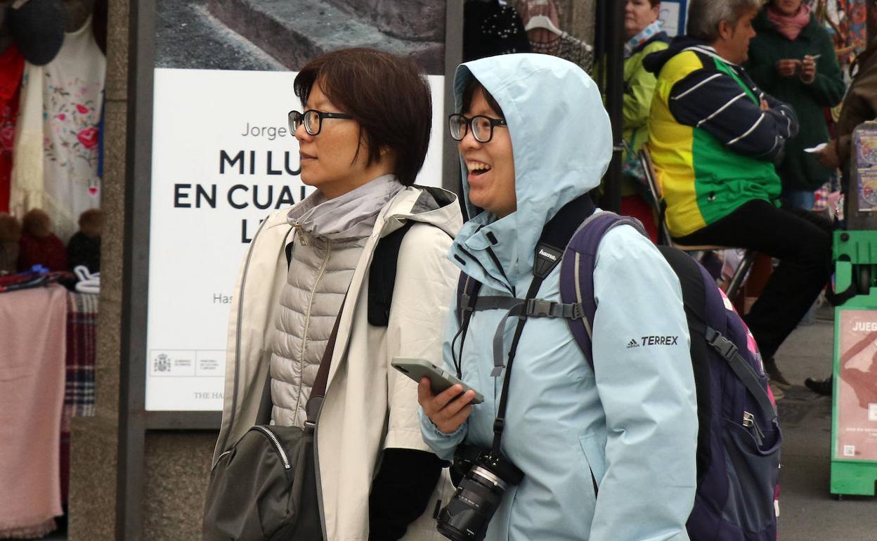 Las prendas de abrigo vuelven a las calles a raíz del cambio de tiempo experimentado este lunes en Segovia. 