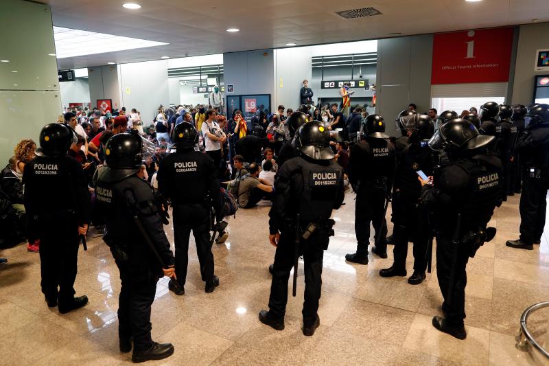 Sentada en el aeropuerto de Barcelona