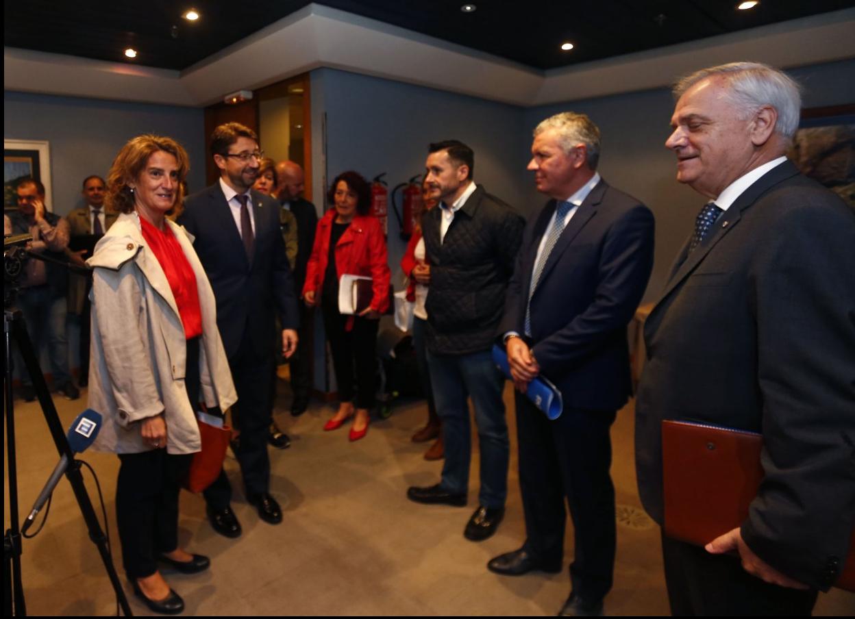 La ministra Teresa Ribera, al lado del consejero Enrique Fernández, frente a al secretario generla de UGT, Javier Fernández Lanero, el presidente de Fade, Belarmino Feito, y el vicepresidente de la patronal y presidente de Femetal, Guillermo Ulacia. 