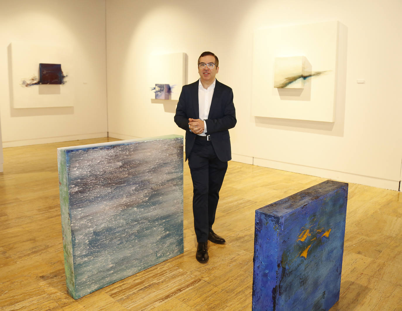 El pintor Alberto Reguera junto a varias de sus obras. 