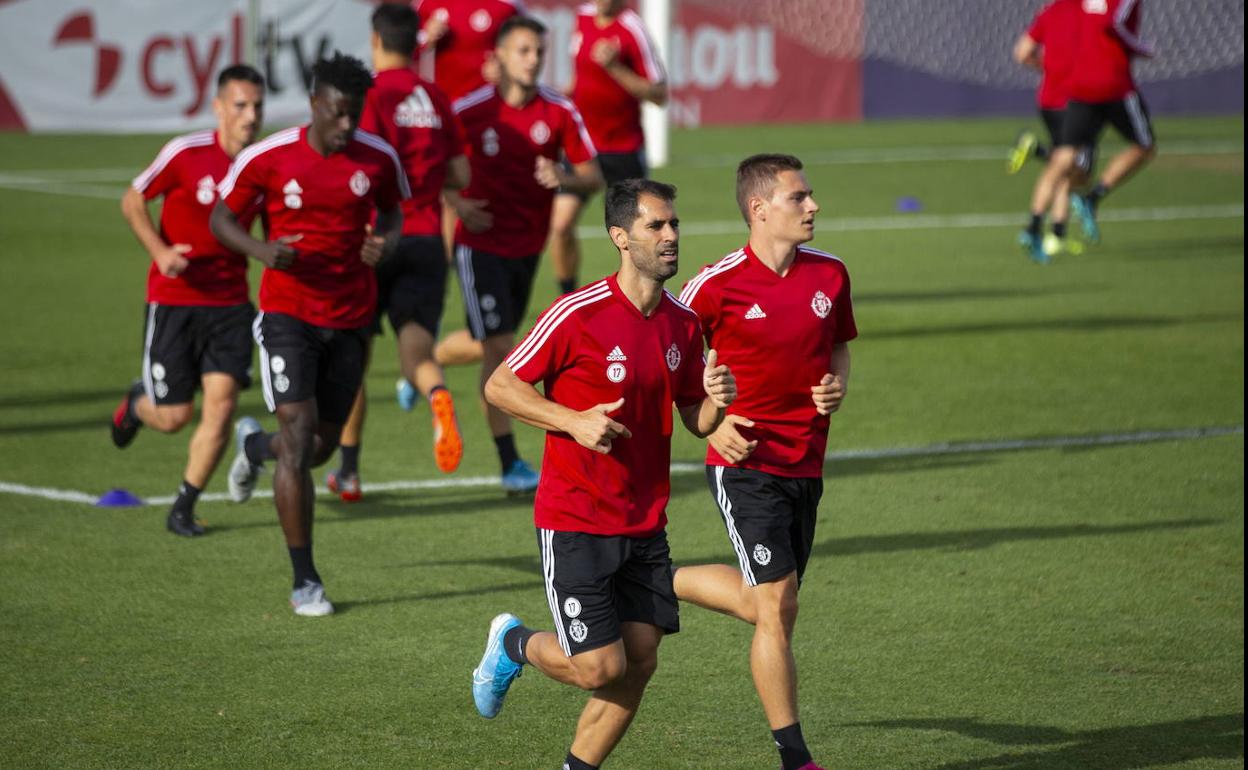 Los jugadores del Real Valladolid corren durante un entrenamiento. 